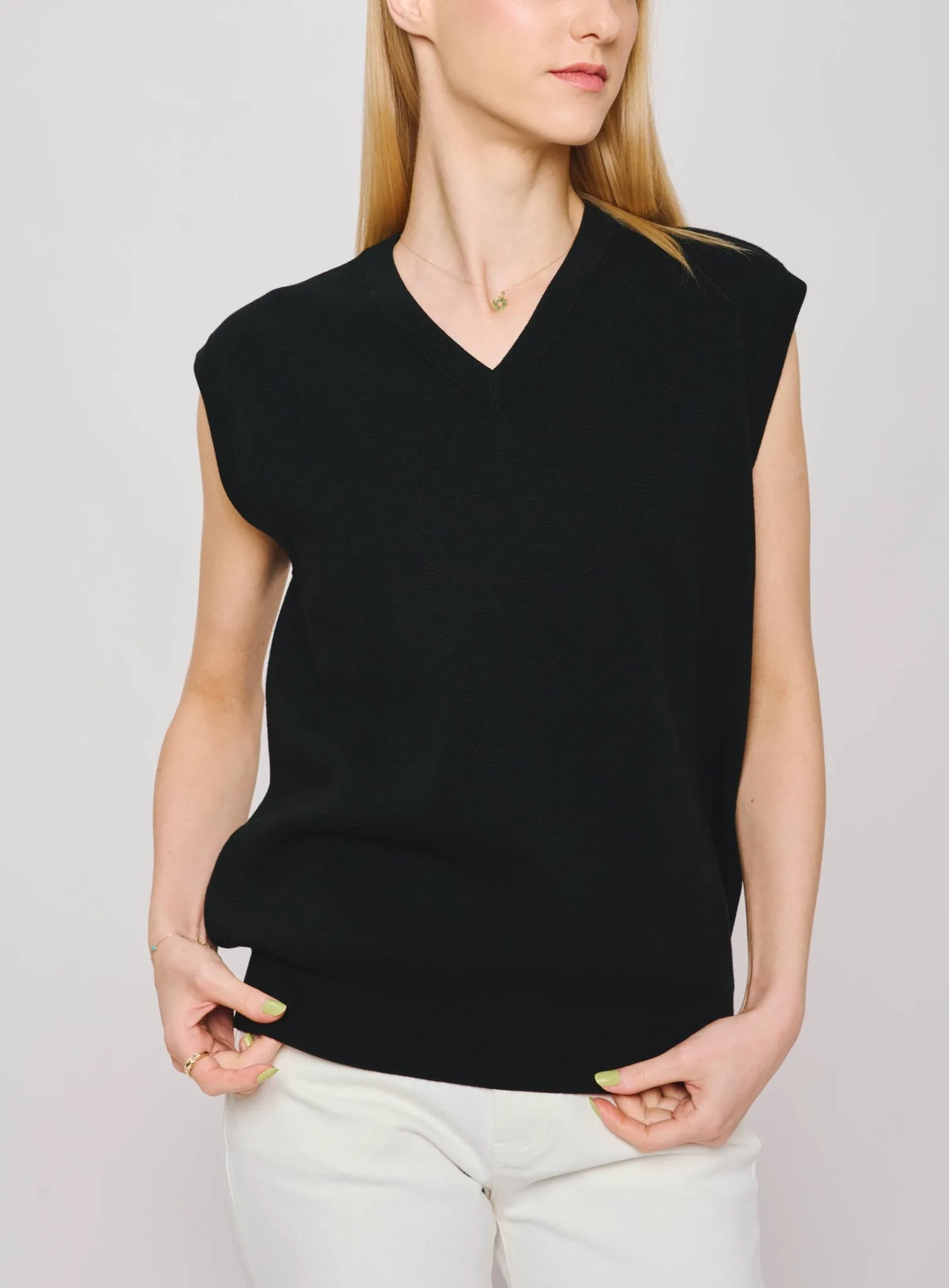 CREM v-neck tank top (Black)