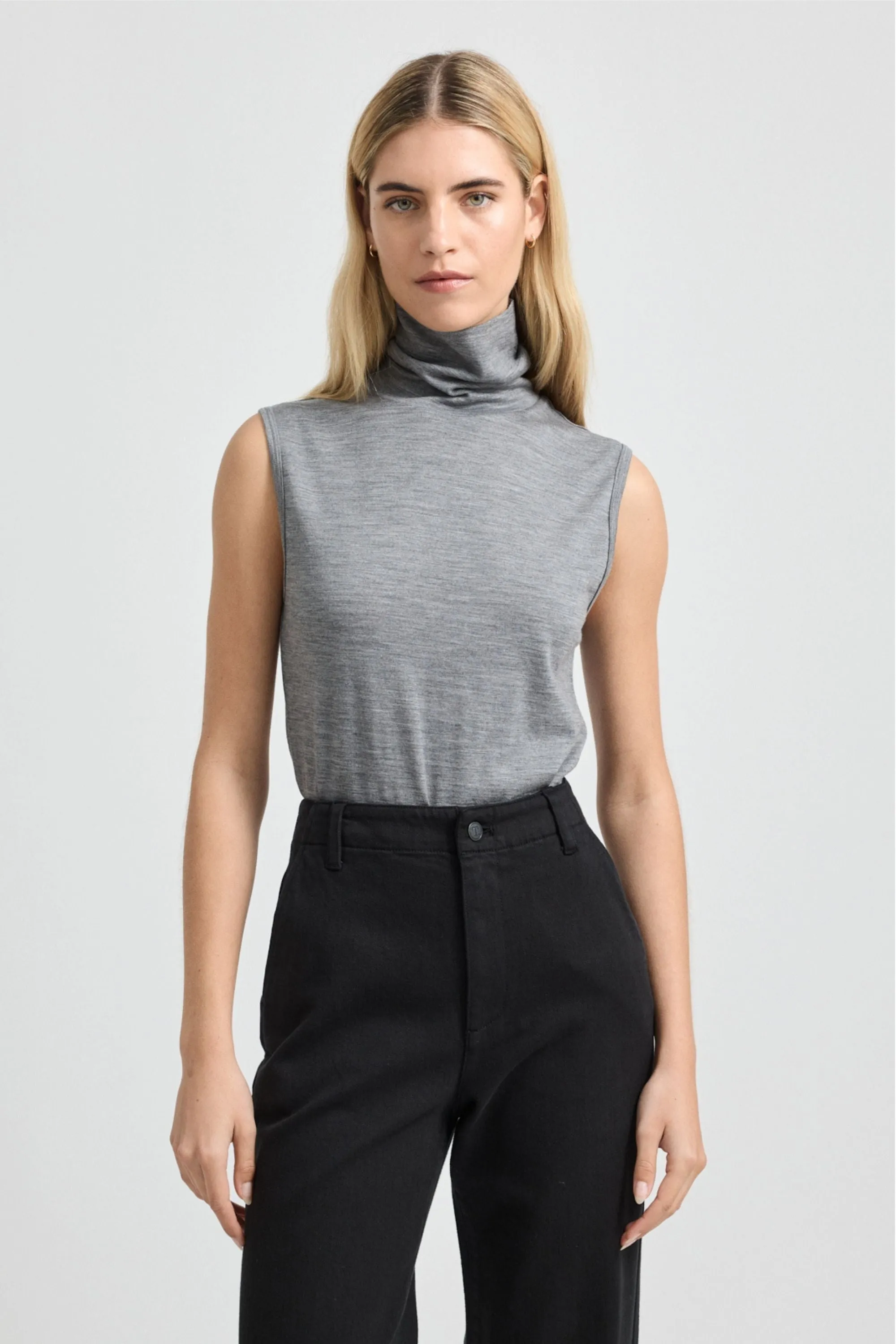 SLEEVELESS ROLL NECK - 660