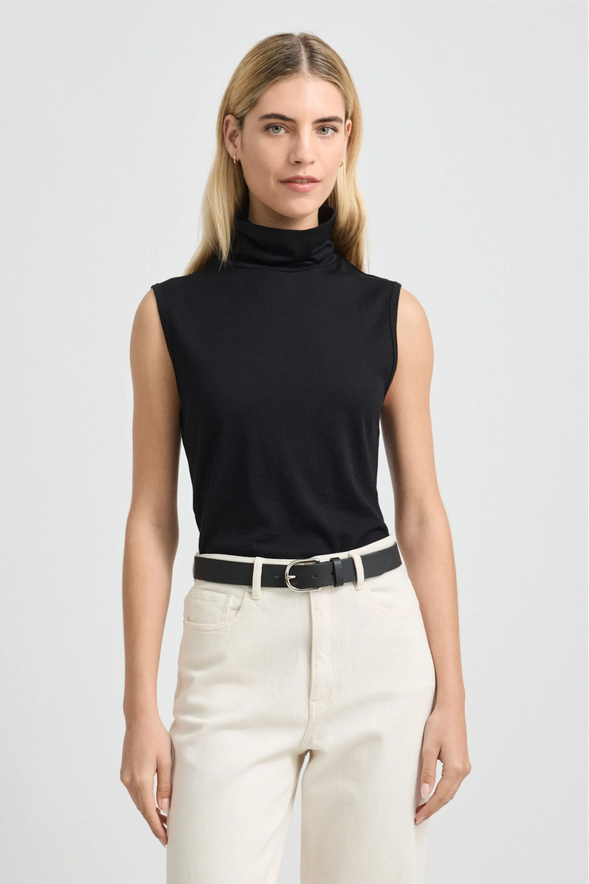 SLEEVELESS ROLL NECK - 660