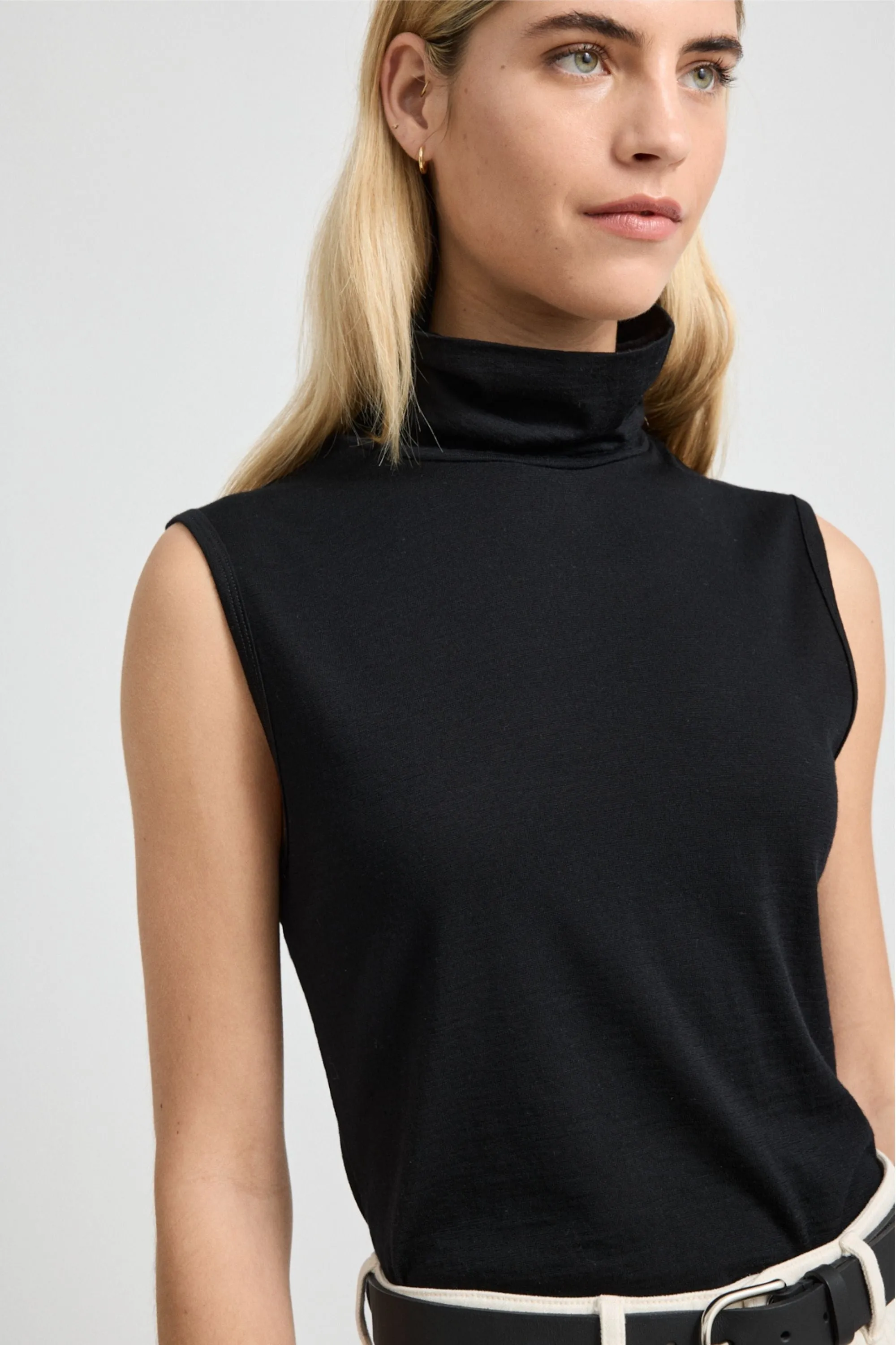 SLEEVELESS ROLL NECK - 660